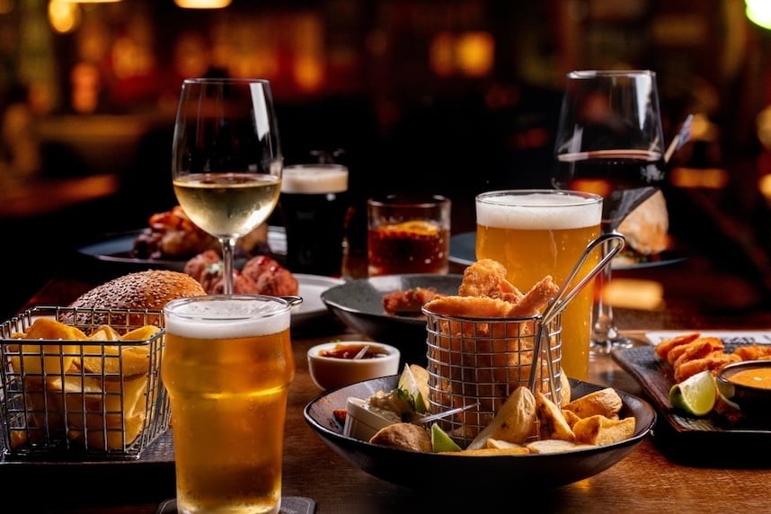 Hamburger: vino o birra? Guida all' abbinamento perfetto